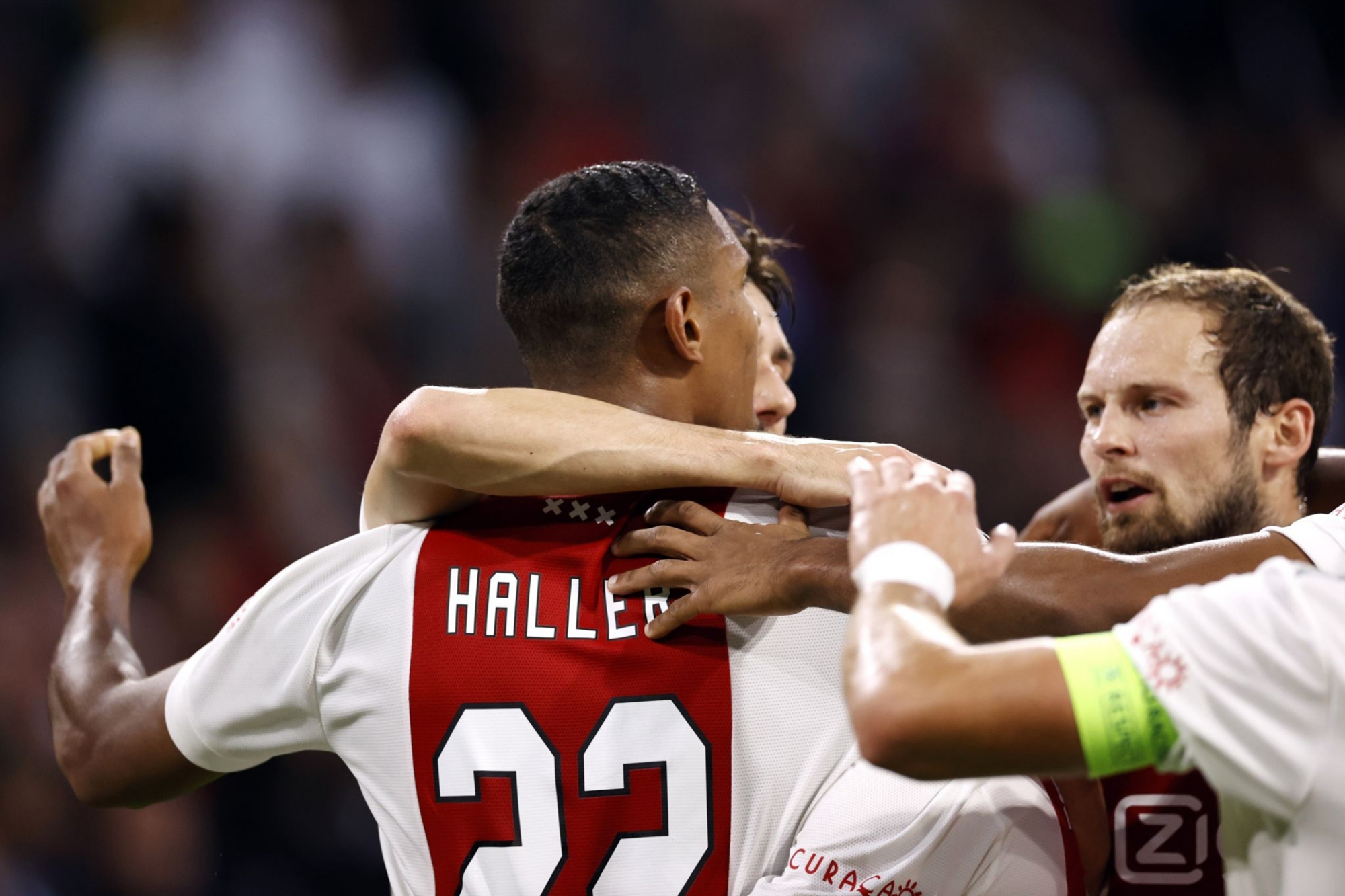 费耶诺德关键时刻复出首秀,志在英超名次提升,赛场秩序良好,团队化学反应显著(曼城vs费耶诺德) 费耶诺德关键时刻复出首秀,志在英超名次提升,赛场秩序良好,团队化学反应显著(曼城vs费耶诺德)