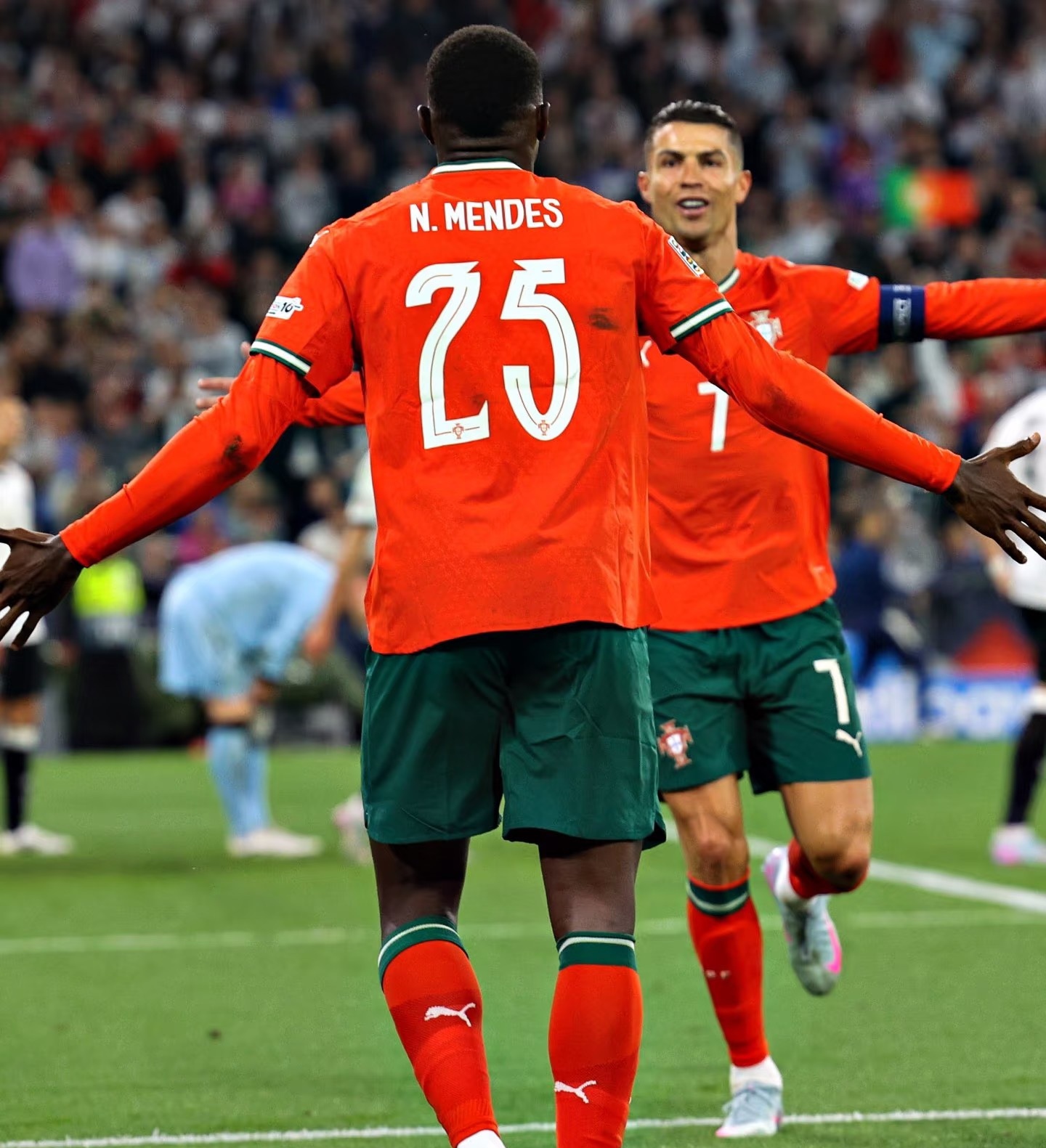 葡萄牙体育训练开放日,赛后复出首秀引欢呼,足总杯在即,年轻球员得到机会的简单介绍 葡萄牙体育训练开放日,赛后复出首秀引欢呼,足总杯在即,年轻球员得到机会的简单介绍