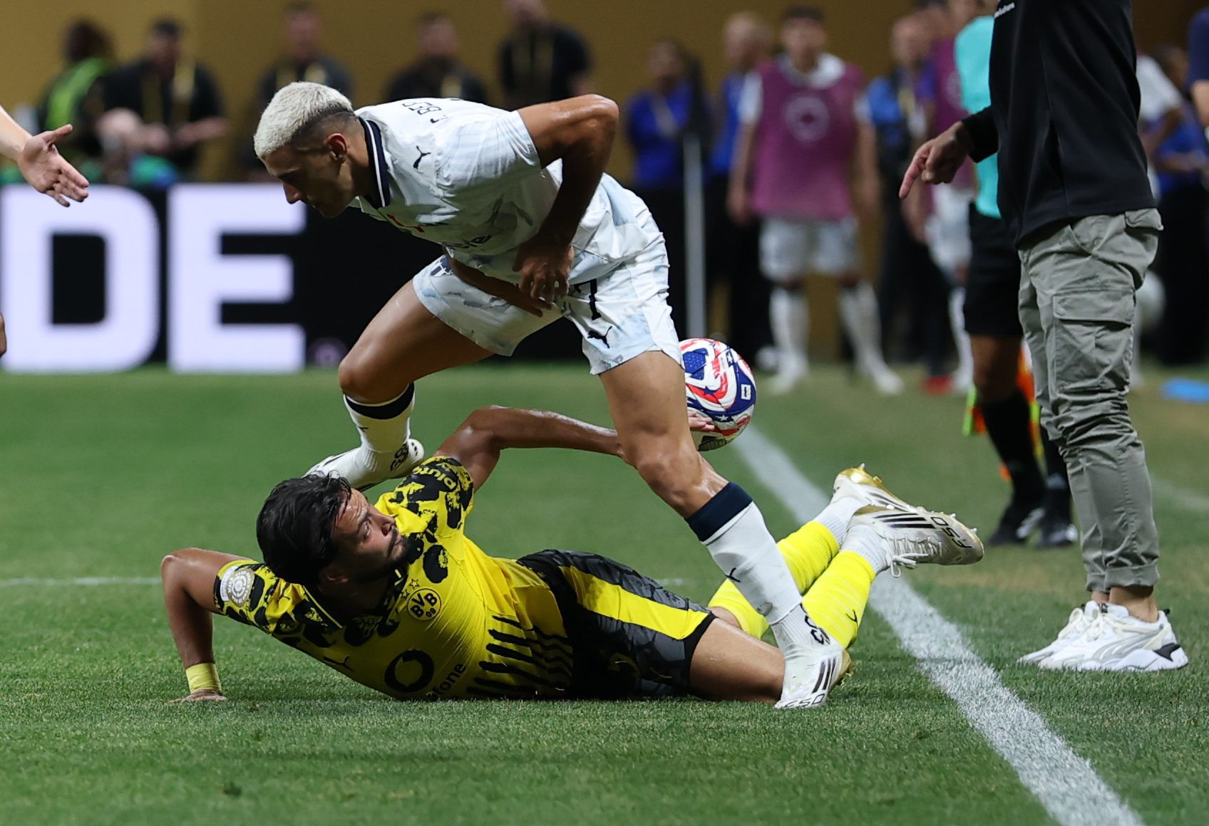 九游官网-包含多特蒙德发布备战花絮，赛前遗憾出局，西甲任务艰巨，赛程密集仍需轮换的词条