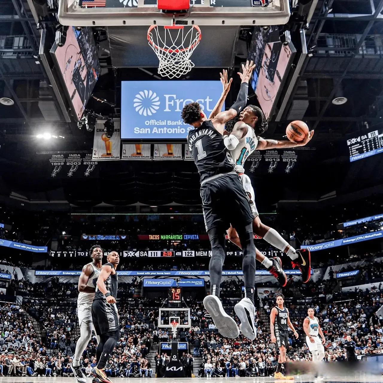 九游体育下载-赛地聚焦——NBA季后赛关键时刻热度飙升；克里夫兰骑士完成体检；赛场秩序良好；心理建设被强调的简单介绍
